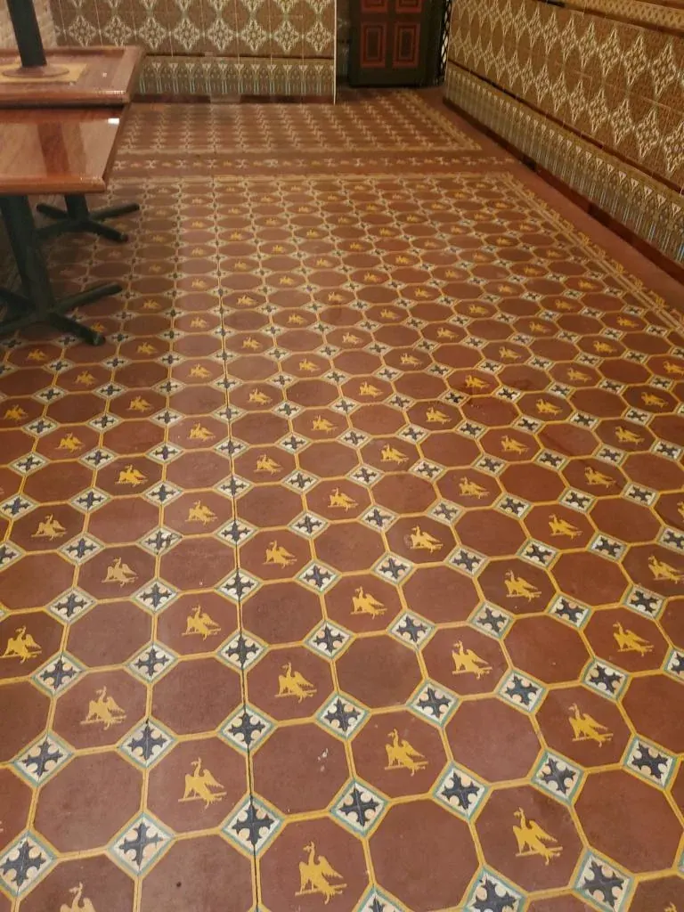 Decorative stone-look floor with high shine